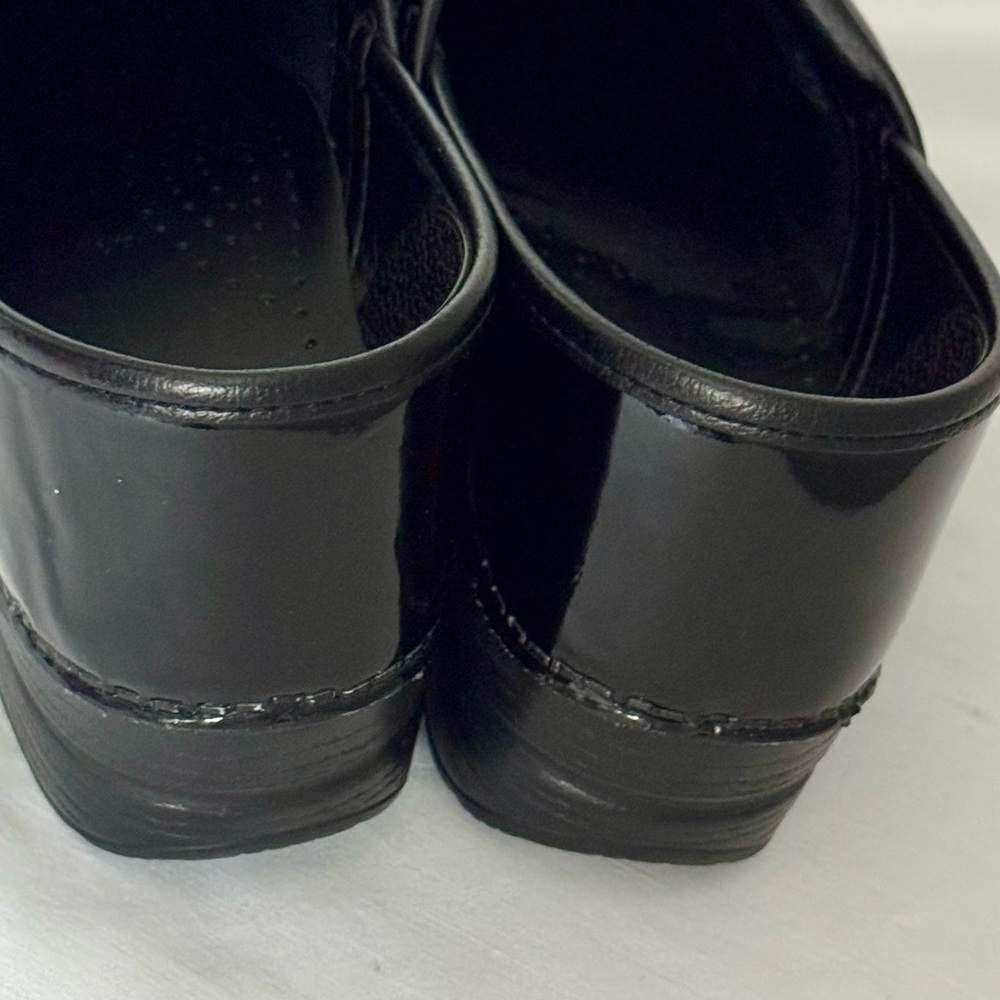 Dansko Black Patent Leather Staple Clogs Size 41 EUC - Picture 4 of 8